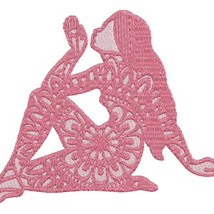 Puede incluir: Silueta bordada en rosa de una figura sentada con intrincados patrones florales y arremolinados calados. La figura está en una postura de yoga, con una pierna doblada y la otra extendida. El diseño está sobre un fondo blanco.