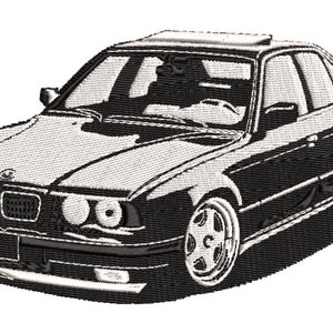 Könnte beinhalten: Eine schwarze Limousine mit Schiebedach, schwarzem Kühlergrill und schwarzem Stoßfänger. Das Auto hat ein silbernes BMW-Logo an der Front.