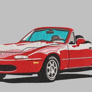 Może przedstawiać: Czerwony kabriolet sportowy z białym pasem na masce. Samochód ma czarne wnętrze i czarny dach.