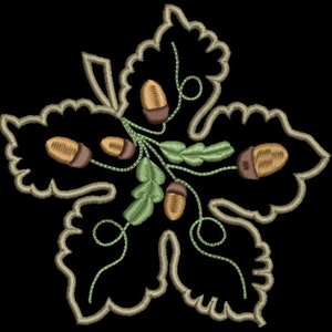 Peut inclure: Motif brodé représentant une forme de feuille stylisée avec des glands et des feuilles de chêne. Le motif utilise des tons de beige, marron et vert sur fond noir. La feuille a un bord festonné.