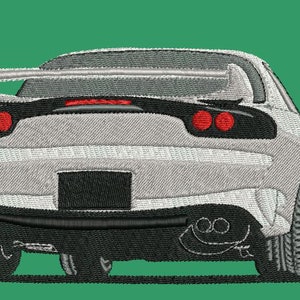 以下が含まれることがあります： 黒いスポイラーと黒い排気管が付いた白いスポーツカーのリアビュー。車は赤いテールライトと黒いナンバープレートが付いています。