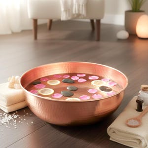 Op de afbeelding: Een set van drie keramische mokken met een gespikkelde, crèmekleurige glazuur. Elke mok heeft een handgeschilderd bloemmotief in blauwe, groene en gele tinten. De mokken hebben een eenvoudige, afgeronde vorm en een comfortabel handvat.