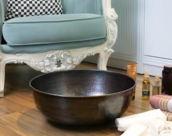 Ciotola per pedicure in rame martellato realizzata a mano: ciotola per pediluvio, bacinella per spa, regalo per addio al nubilato