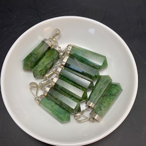 Colar com pingente de granada grossular verde em prata de lei