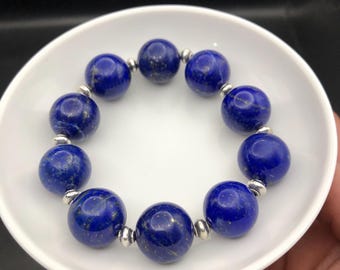 Pulsera artesanal de lapislázuli de 15 mm, con cuentas de gema azul intenso.