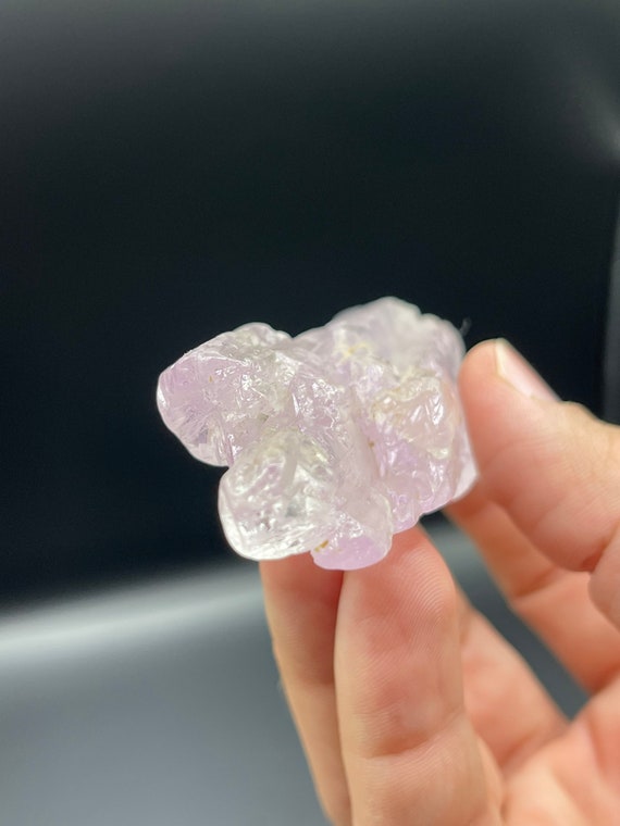 ピンククンツァイトクリスタル – 複雑な形状の宝石、445カラット