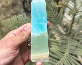 Rara torre de calcita caribeña: cristal de gema de pistacho