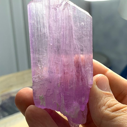 ピンククンツァイトクリスタル – 複雑な形状の宝石、445カラット