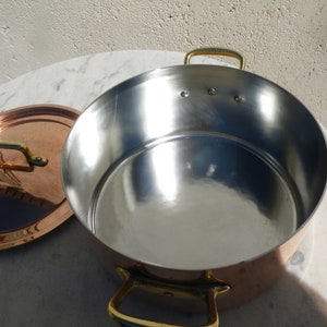 Nuovo barattolo HAVARD VILLEDIEU COCOTTE. Antica cocotte francese in rame, manici in ottone. Diametro interno - 8,7"/22 cm Peso 4,86 libbre / 2,21 kg 1,8 mm