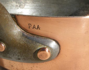 Antica padella Windsor in rame francese, manico in metallo PAA stampato, rivetti in rame. Diametro 7,25". Peso 3,62 libbre - 1,64 kg, spessore 2,4 mm.