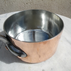 Nouvelle casserole ancienne en cuivre martelé, étain, estampée 5 + rivets en cuivre. Diamètre int 5,85"/ 14,8 cm Poids 2,94 lb - 1,33 kg 2,5 mm