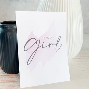 Postkarte "It's a girl" | Postkarte zum Genderreveal | Meilensteinkarte | Schwangerschaft | Watercolour Design | Postkarte Überraschung