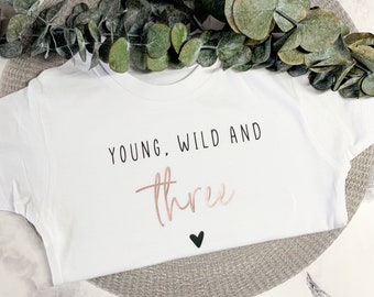 Kids Shirt Geburtstag | Dritter Geburtstag | 100% Baumwolle | Young wild and three | Geschenk | personalisierbar