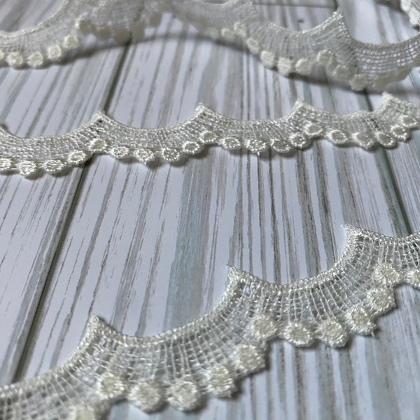 5 Yds of Vintage Scalloped Edge Lace Trim -Ivory -DIY, Sewing Notion,Drapery,Lampshade,Crafts, Scrapbooking,Table Runner, Napkins