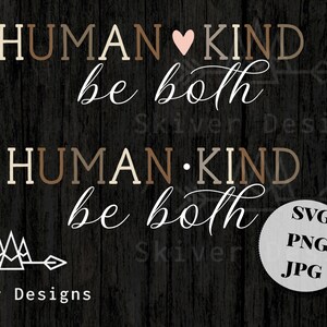 以下が含まれることがあります： 黒い木製の背景に白い筆記体で「HUMAN KIND be both」というテキストが書かれたグラフィックデザインのデジタルダウンロードです。テキストは2回繰り返され、2回目は茶色と白のフォントで表示されます。グラフィックには、小さなハートと、山並みを模したスタイリッシュな矢印も含まれています。