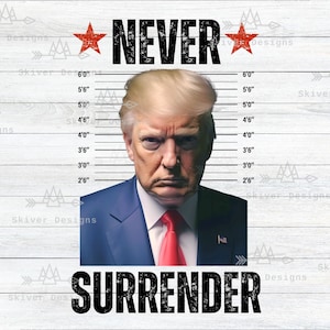 Puede incluir: Un fondo de madera blanca con una imagen de estilo ficha policial de un hombre con cabello rubio. El hombre lleva un traje azul oscuro y una corbata roja. El texto "NEVER SURRENDER" está impreso en negro en la parte inferior de la imagen.