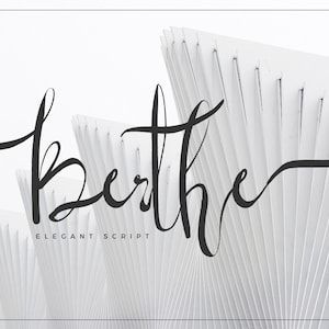 Puede incluir: Fuente Berthe Elegant Script mostrada en una fuente cursiva negra sobre un fondo blanco con un patrón geométrico.