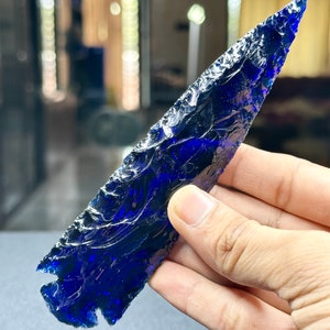 Belle grande pointe de flèche en verre de quartz bleu de 6 po.. Pointe de flèche en silex fabriquée à la main. Pointe de flèche en quartz bleu aqua.