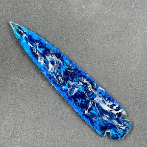 Belle grande pointe de flèche en verre de quartz bleu de 6 po.. Pointe de flèche en silex fabriquée à la main. Pointe de flèche en quartz bleu aqua.