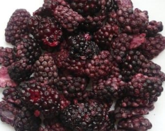 Può includere: Un'immagine ravvicinata di una ciotola piena di more secche. Le more sono di colore viola scuro e hanno una consistenza leggermente rugosa.