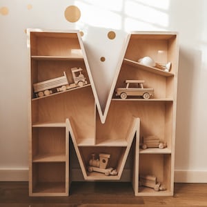 Estante real para habitación infantil Carta M