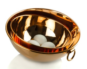 Koperen mengkom met ring. Zelfgemaakte mayonaise in koperen kom voor eiwitten. Verrijkt met een ringvormig handvat. Prachtig met de hand vervaardigd.