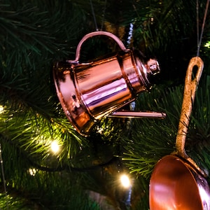 Charmig mini-kaffekanna i koppar - Rustik julgransdekoration för festliga uppvisningar och dockhusdekorationer