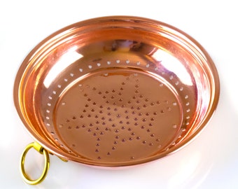 Copper sieve with hanger. Copper strainer, straining pan. Cottage farmhouse kitchen decor. Copper wall hanging vintage kitchenware.