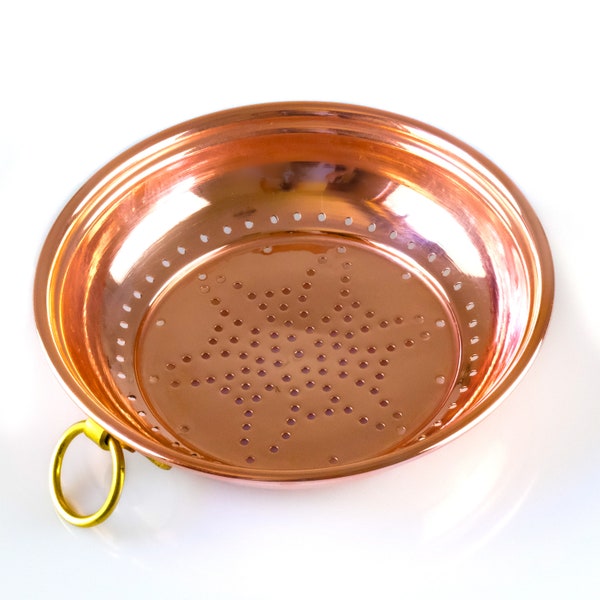 Copper sieve with hanger. Copper strainer, straining pan. Cottage farmhouse kitchen decor. Copper wall hanging vintage kitchenware.