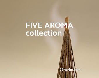 Può includere: Un mazzo di bastoncini di incenso marroni con un nastro rosso legato in cima. Il testo "FIVE AROMA collection" è scritto in bianco su uno sfondo beige. Il testo "99herbs.com" è scritto in nero nella parte inferiore dell'immagine.