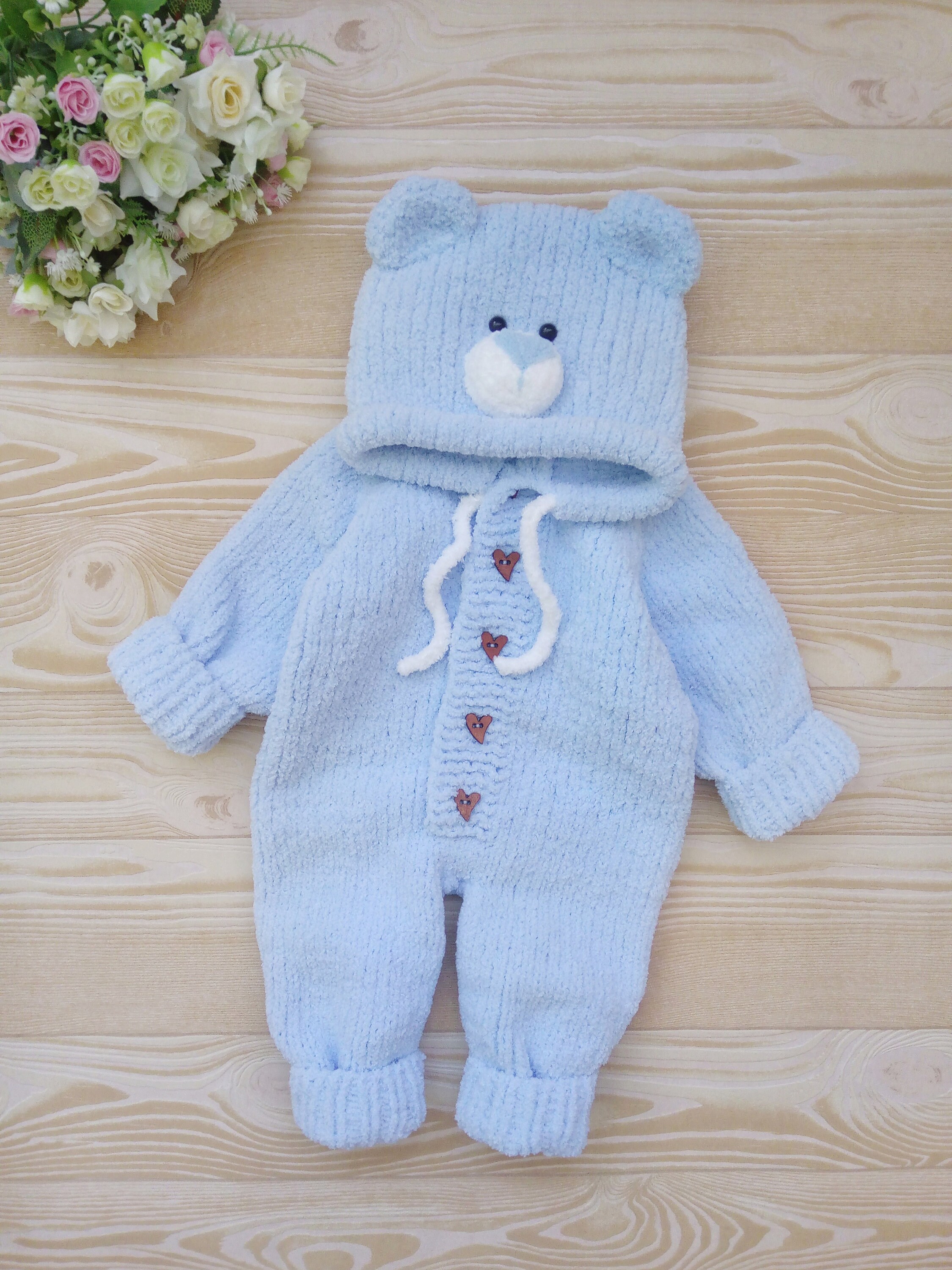 вязаные комбинезончики для новорожденных. комбинезон из плюшевой пряжи. плюшевый комбинезон для новорожденных спицами. вязаный комбинезон для новорожденных. вязаный плюшевый комбинезон.