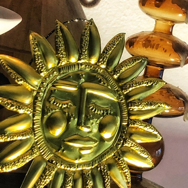 Ex-Voto Grand Soleil en métal repoussé à la main (aluminium doré) artisanal