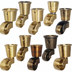 Pode incluir: Um conjunto de dez rodízios de mobiliário de latão com rodas. Os rodízios são de vários estilos e tamanhos, alguns com uma base em forma de taça e outros com uma base redonda. As rodas são todas de metal e têm um acabamento liso.