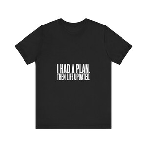 Sarkastiskt liv uppdaterad t-shirt, rolig relaterbar citat-t-shirt (tryckt på beställning)