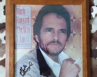 Merle Haggard firma a mano la foto promocional de MCA de "Mi Forma de Ser".