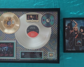 Motley Crue - GIRLS, GIRLS, GIRLS Plat Award en gesigneerde groepsfoto