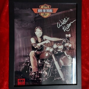 Willie Nelson HANDSIGNIERTE „Willie Born For Trouble“ Foto (RARITÄT), 1990