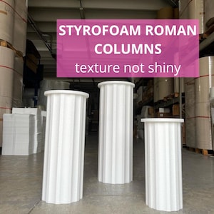 Può includere: Tre colonne romane in polistirolo bianco di diverse dimensioni. Le colonne hanno una finitura testurizzata non lucida. Il testo "STYROFOAM ROMAN COLUMNS texture not shiny" è visualizzato sopra le colonne.