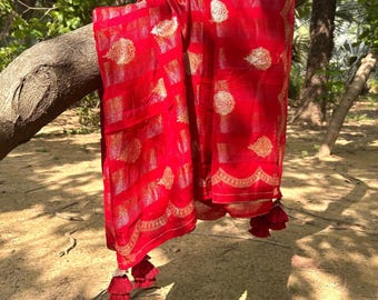 Dupatta de diseñador de georgette roja con latkans