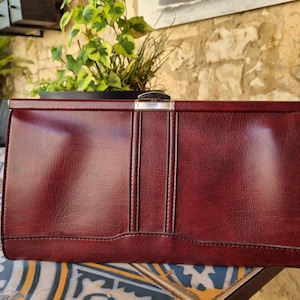 Bolso vintage de piel color burdeos intenso de los años 70