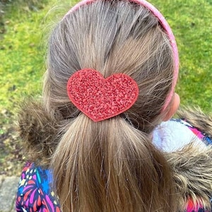 Pince à cheveux coeur rouge pailleté, élastique à cheveux/pompe à pompon, bandeau bébé, cadeau fille, cadeaux pour les filles, cadeau de la Saint-Valentin