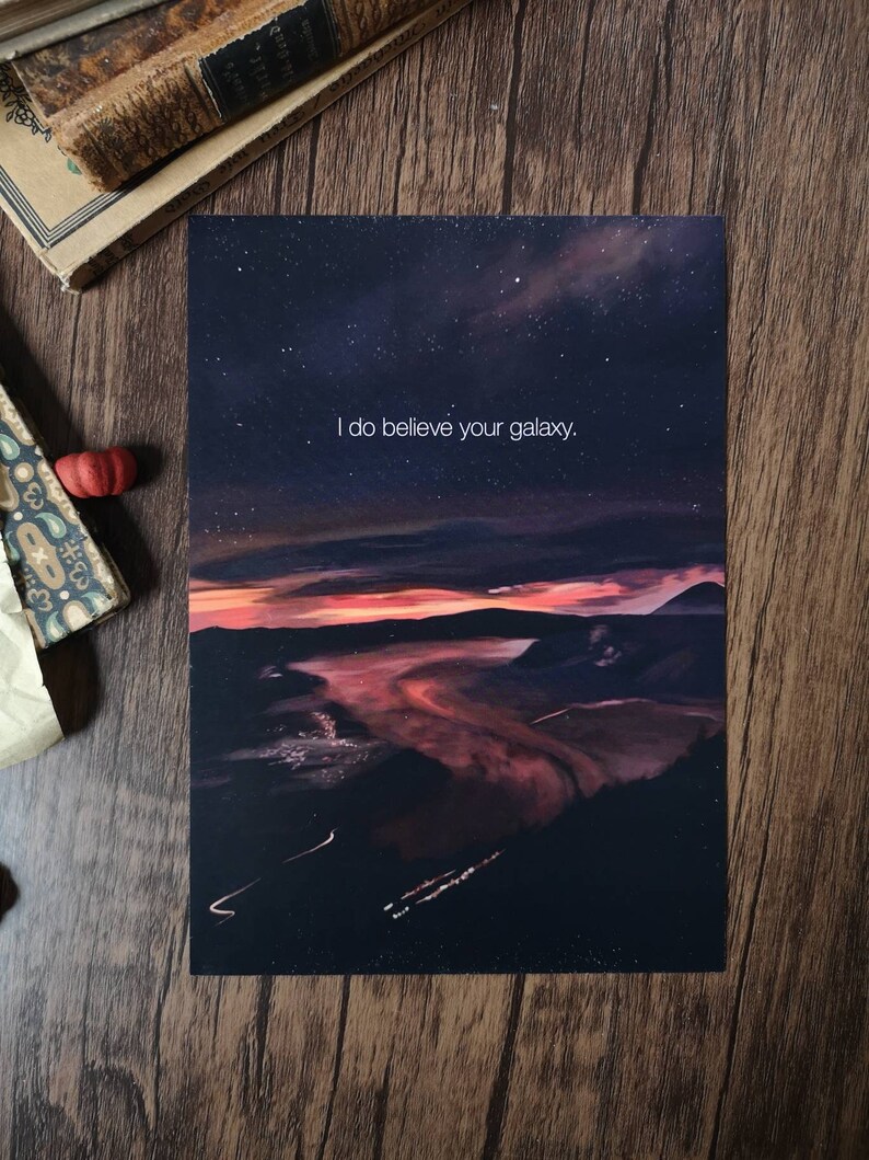 Pode incluir: Uma impress&atilde;o de gal&aacute;xia azul escuro e roxo com uma cita&ccedil;&atilde;o em texto branco que diz "Eu acredito na sua gal&aacute;xia."