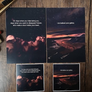 Pode incluir: Quatro impress&otilde;es quadradas com fundo escuro e c&eacute;u estrelado. As impress&otilde;es apresentam uma cita&ccedil;&atilde;o sobre fazer uma porta dentro do seu cora&ccedil;&atilde;o e a frase "Eu acredito na sua gal&aacute;xia".