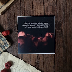 Pode incluir: Uma impress&atilde;o em preto e branco com uma citaat sobre fazer uma porta dentro do seu cora&ccedil;&atilde;o nos dias em que voc&ecirc; odeia ser voc&ecirc; mesmo. A citaat &eacute; colocada sobre um fundo desfocado de nuvens vermelhas e laranja.