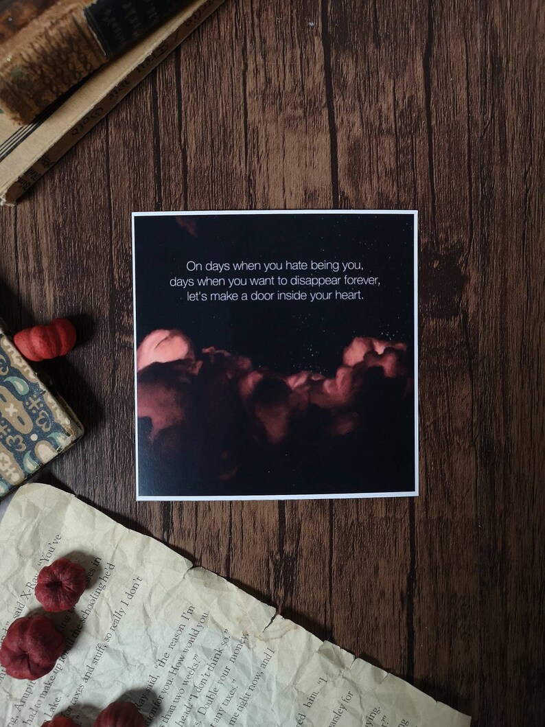 Pode incluir: Uma impress&atilde;o em preto e branco com uma citaat sobre fazer uma porta dentro do seu cora&ccedil;&atilde;o nos dias em que voc&ecirc; odeia ser voc&ecirc; mesmo. A citaat &eacute; colocada sobre um fundo desfocado de nuvens vermelhas e laranja.