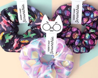 Coleteros con forma de dragón, chica gamer pastel y dados