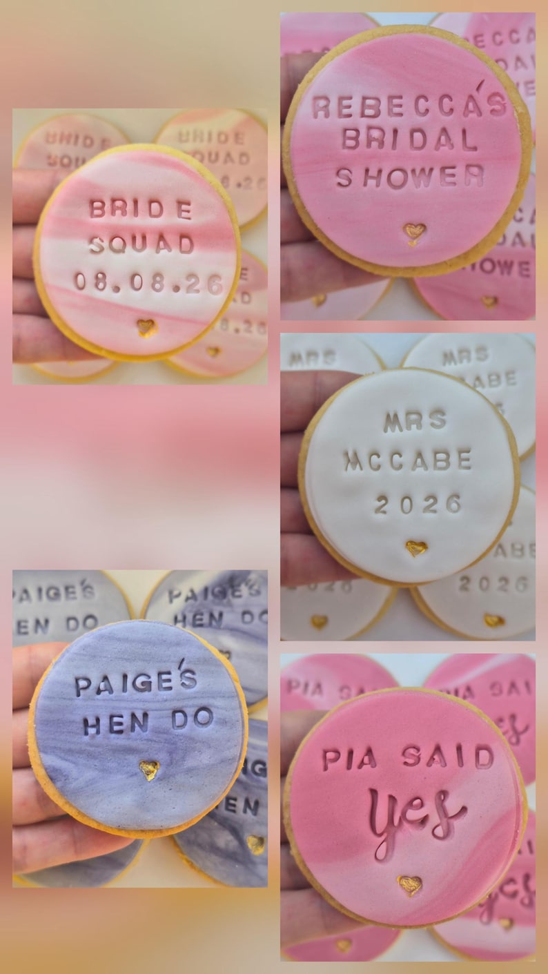 Puede incluir: Una colecci&oacute;n de galletas redondas con glaseado de fondant liso en patrones de m&aacute;rmol rosa, blanco y morado. Cada galleta presenta texto en relieve que incluye Bride Squad 08.08.26, Rebecca's Bridal Shower, Mrs. McCabe 2026, Paige's Hen Do y Pia Said Yes, acentuadas con un peque&ntilde;o coraz&oacute;n dorado.