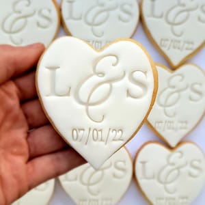 Galletas de boda personalizadas con forma de corazón: iniciales personalizadas, detalles con la fecha.
