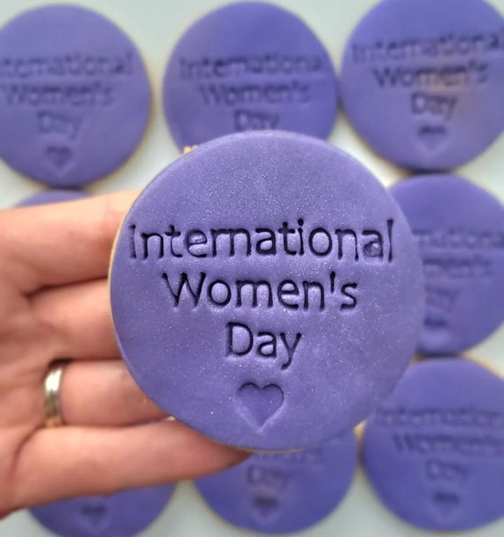 Women's day hotsell gift delivery