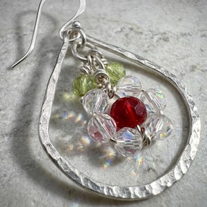 Örhängen i sterlingsilver med hänge, örhängen i peridot med månsten, rubin och kvarts, färgglada ädelstensdroppörhängen, hamrade örhängen, present till henne